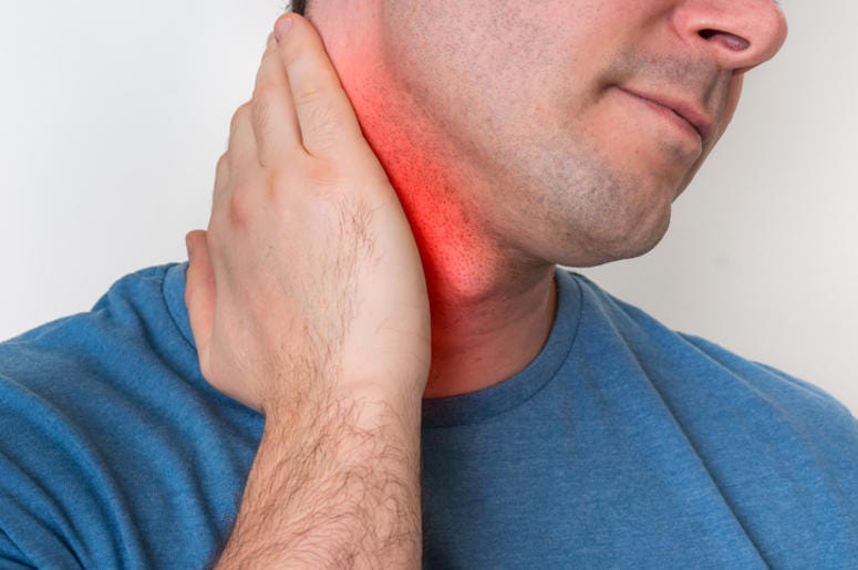 Hombre De 28 Años Sufre Un Derrame Cerebral Por Tronarse El Cuello Man with muscle injury having pain in his neck