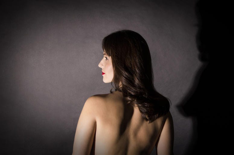 Desnudas De Pies A Cabeza, 54 Personas Visitan Un Museo Portrait of naked woman with long hair. Dark, nude.