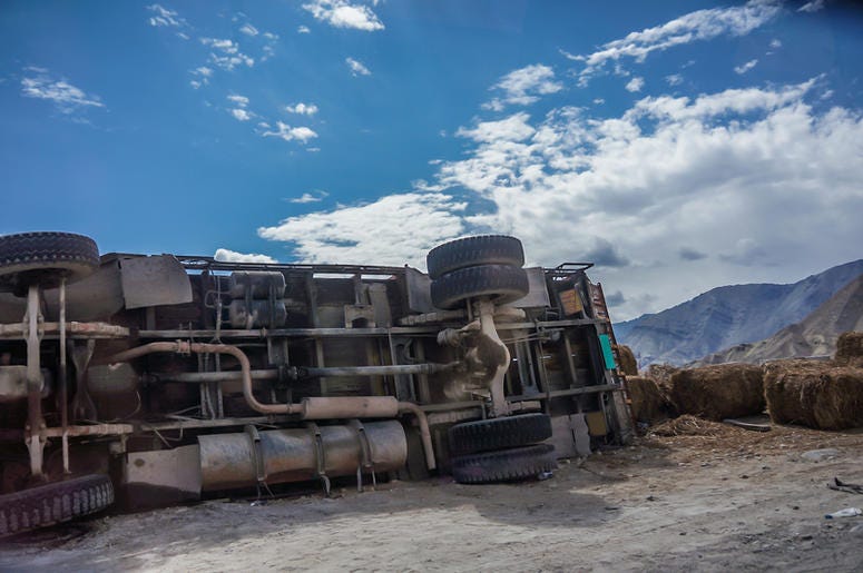 Volcadura De Camión En San Cristóbal De Las Casas Deja 25 Migrantes Muertos Y 30 Lesionados Truck crashed on high mountain road.