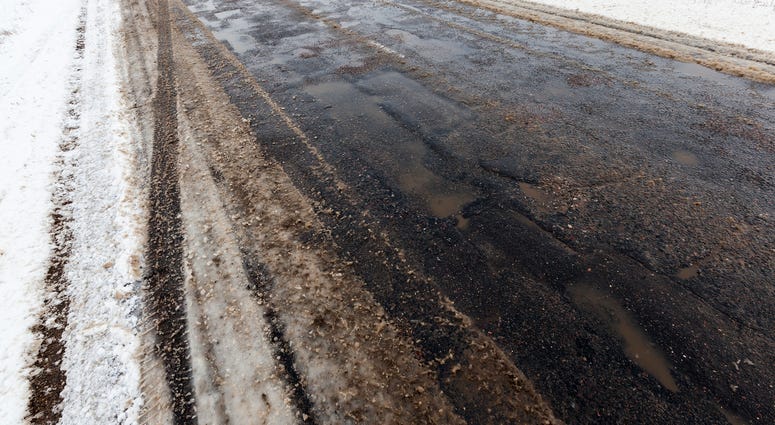 Snow falls in Wichita, colder air expected to drop temperatures