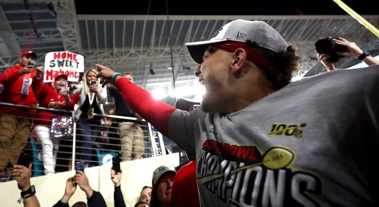 Patrick Mahomes signs 10-year extension with the Chiefs