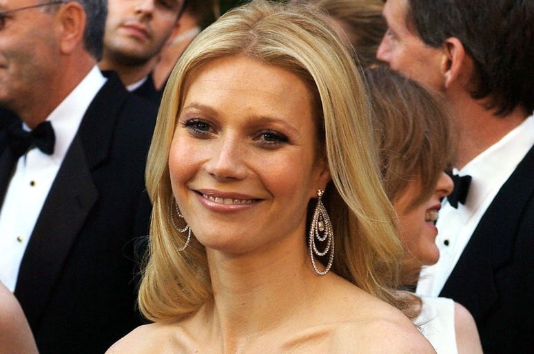 KRT ENTERTAINMENT STORY SLUGGED: OSCARS KRT PHOTOGRAPH BY HAHN/KHAYAT/NEBINGER/ABACA PRESS (February 27) HOLLYWOOD, CA -- Gweneth Paltrow arrives at the 77th Annual Academy Awards in Hollywood, California, on Sunday, February 27, 2005. (Photo by mvw) 2005