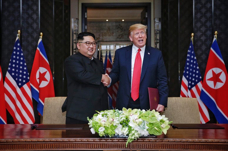 (180612) -- SINGAPORE, June 12, 2018 (Xinhua) -- Top leader of the Democratic People's Republic of Korea (DPRK) Kim Jong Un (L) shakes hands with U.S. President Donald Trump during the signing ceremony of a joint statement in Singapore on June 12, 2018. (