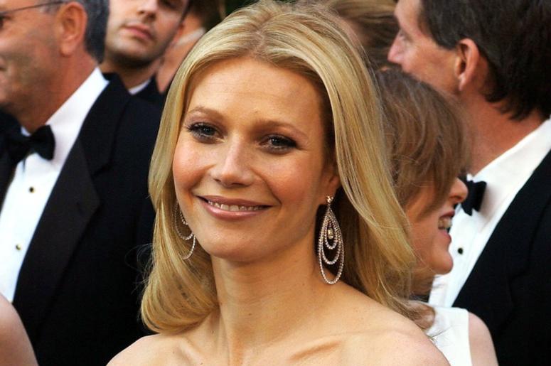 KRT ENTERTAINMENT STORY SLUGGED: OSCARS KRT PHOTOGRAPH BY HAHN/KHAYAT/NEBINGER/ABACA PRESS (February 27) HOLLYWOOD, CA -- Gweneth Paltrow arrives at the 77th Annual Academy Awards in Hollywood, California, on Sunday, February 27, 2005. (Photo by mvw) 2005