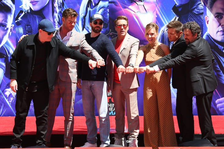Avengers: Endgame, Handprint Ceremony, Fist Bump, Pose, Cast Avengers: Endgame, Handprint Ceremony, Fist Bump, Pose, Cast