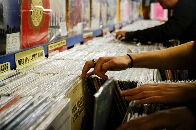 Navigating through stacks of records Navigating through stacks of records