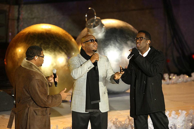 Boyz II Men perform on stage at the Rockefeller Center Christmas tree lighting Boyz II Men perform on stage at the Rockefeller Center Christmas tree lighting