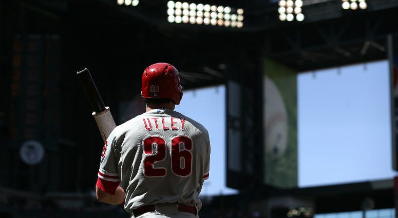 PRIL 27: Chase Utley #26 of the Philadelphia Phillies warms up on deck during the MLB game against the Arizona Diamondbacks at Chase Field on April 27, 2014 in Phoenix, Arizona. Chase Utley
