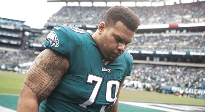 Eagles' Brandon Brooks (79) heads toward the locker room with an illness in the first quarter at Lincoln Financial Field, Nov. 24, 2019. Brandon Brooks