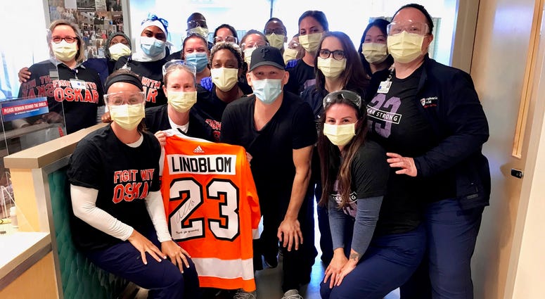 Flyers’ Oskar Lindblom poses with nurses at the Hospital of the University of Pennsylvania after completing cancer treatments. Flyers’ Oskar Lindblom completes cancer treatments