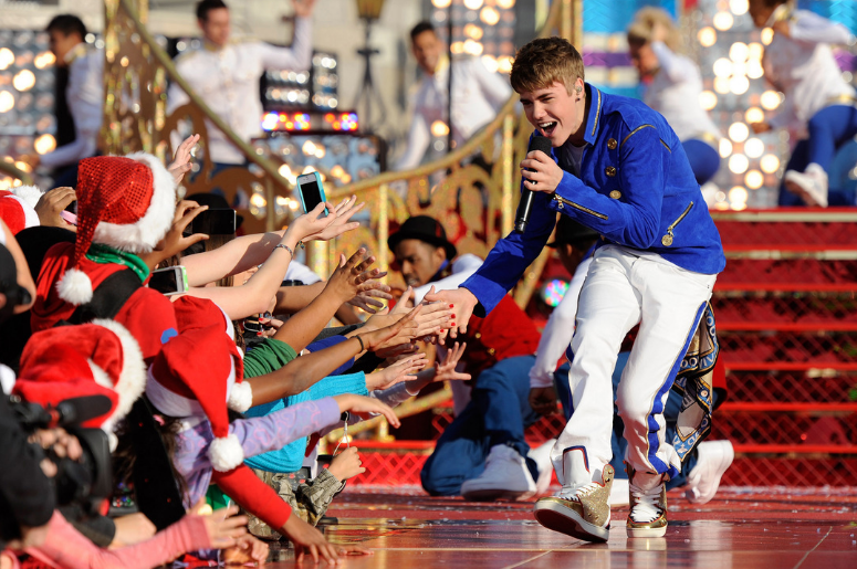Justin Bieber performs a medley of holiday songs at Disney Justin Bieber performs a medley of holiday songs at Disney