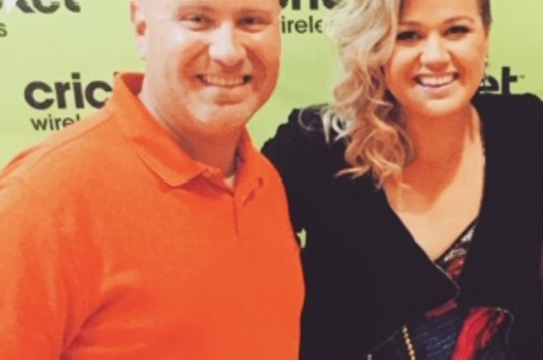 Kelly Clarkson covers Whitney Houston on Kellyoke