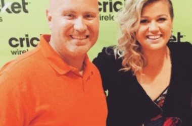 Kelly Clarkson covers Whitney Houston on Kellyoke