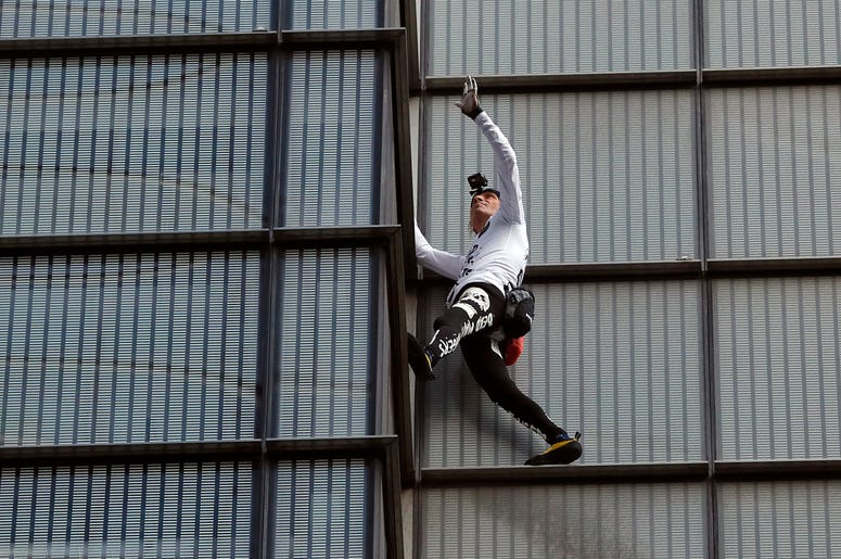 AP18298464856127 Urban climber dubbed the French Spiderman, Alain Robert scales the outside of Heron Tower building in the City of London, Thursday, Oct. 25, 2018. Heron Tower is over 200 metres high.(AP Photo/Frank Augstein)