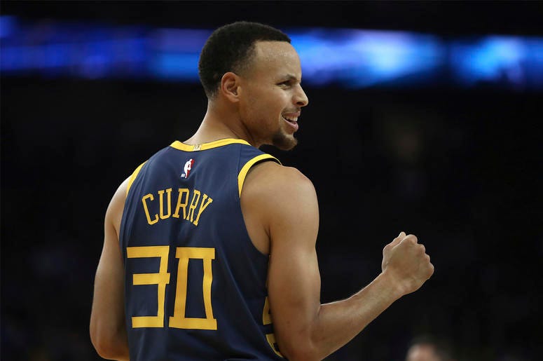 AP18352161078983 Golden State Warriors' Stephen Curry celebrates a score against the Memphis Grizzlies during the first half of an NBA basketball game Monday, Dec. 17, 2018, in Oakland, Calif. (AP Photo/Ben Margot)