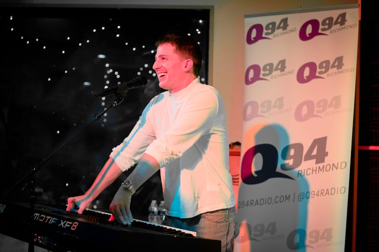 Charlie Puth Aqstic Christmas