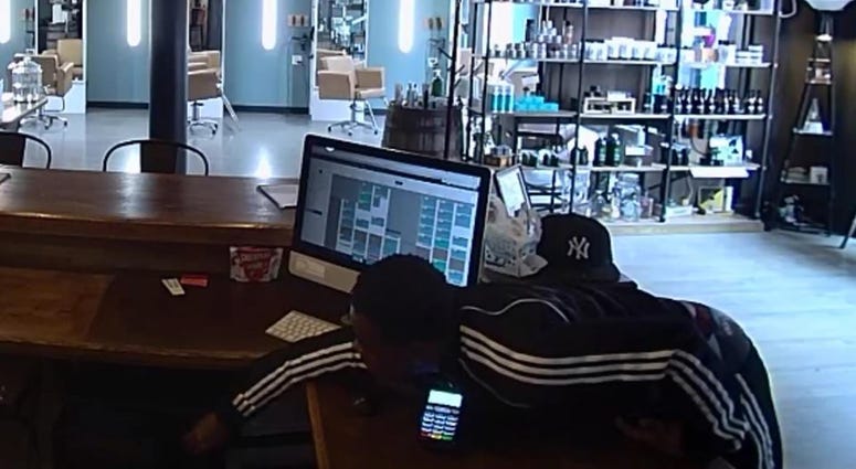 Printers Row salon robbed while stylist cut hair Printers Row salon robbed while stylist cut hair