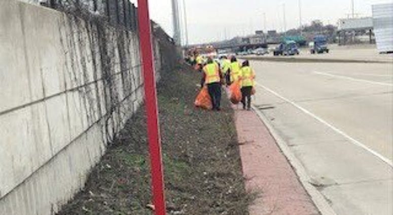 Trash along the expressway