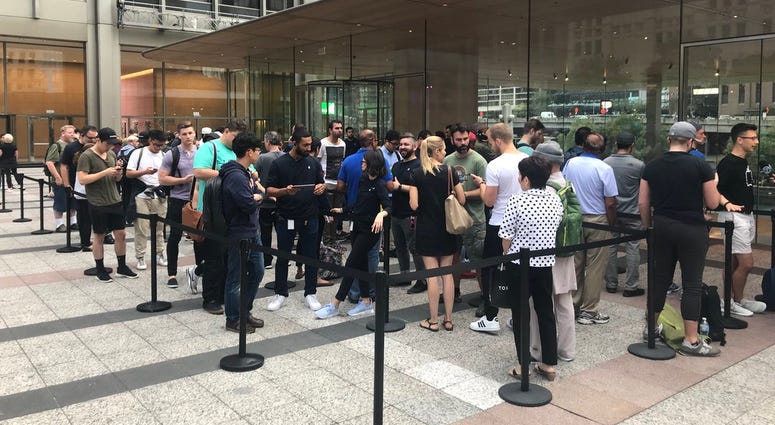 Apple Store Line for iPhone XS