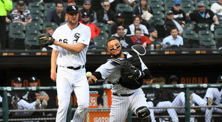 Chicago White Sox catcher Welington Castillo (21) makes a throw to first base against the Seattle Mariners during the fourth at Guaranteed Rate Field