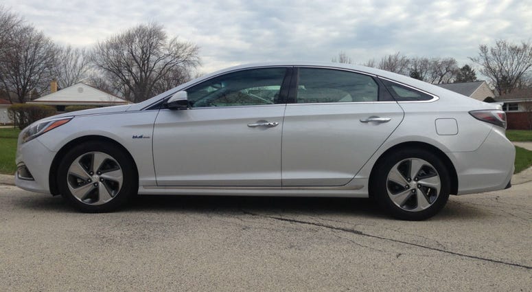 The second-generation 2016 Hyundai Sonata Hybrid, in Limited trim, is more fuel-efficient and roomier that the first version.