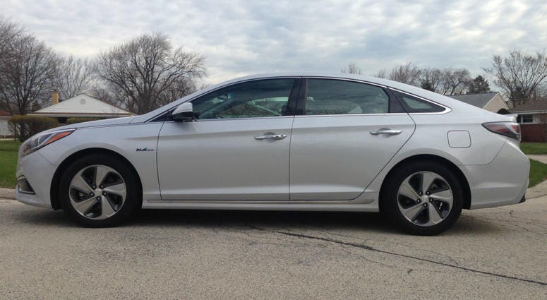 The second-generation 2016 Hyundai Sonata Hybrid, in Limited trim, is more fuel-efficient and roomier that the first version.
