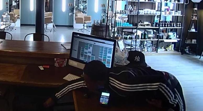 Printers Row salon robbed while stylist cut hair Printers Row salon robbed while stylist cut hair