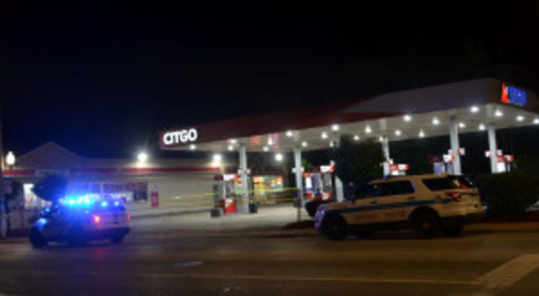 Police investigate a shooting about 11:45 p.m. Friday, August 31, 2018 in the 800 block of West 59th St. in Chicago. Police investigate a shooting about 11:45 p.m. Friday, August 31, 2018 in the 800 block of West 59th St. in Chicago