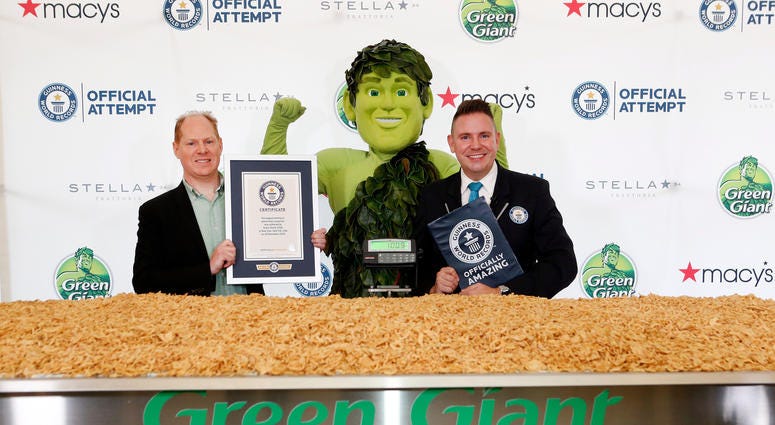 Green Giant sets a new GUINNESS WORLD RECORDS title by cooking a 1,009 lb. green bean casserole that will be served to 3,000 New Yorkers in need through Citymeals on Wheels. Green Giant sets a new GUINNESS WORLD RECORDS title by cooking a 1,009 lb. green bean casserole that will be served to 3,000 New Yorkers in need through Citymeals on Wheels.