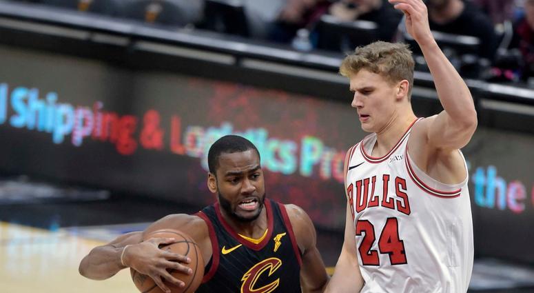 Lauri Markkanen defends Lauri Markkanen defends