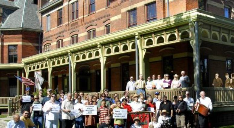 Residents of the Pullman National Historic Landmark District gave the city an earful during a public meeting over a planned development of 38 artist lofts.