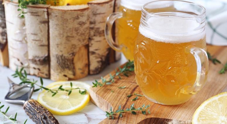 A shandy cocktail made with beer and lemonade