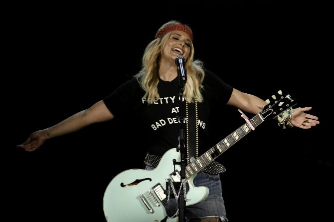 Sep 10, 2016; West Palm Beach, FL, USA; Miranda Lambert performs at Perfect Vodka Amphitheatre. Sep 10, 2016; West Palm Beach, FL, USA; Miranda Lambert performs at Perfect Vodka Amphitheatre.