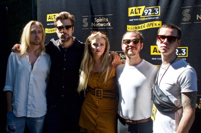 Smith & Thell Meet Fans at ALT 92.3 Summer Open Set 2