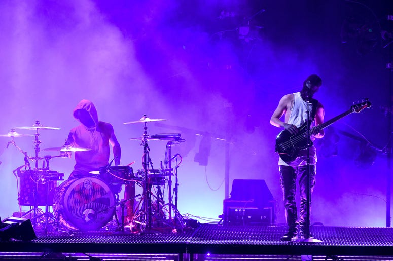 Twenty One Pilots perform on the 2016 American Music Awards Twenty One Pilots perform on the 2016 American Music Awards