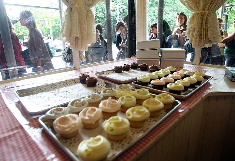 Participants and customers wait on line to buy cupcakes from the Magnolia Bakery during a 'Sex and the City' tour May 14, 2008 in New York City. Magnolia Bakery