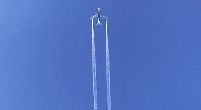 n this photo from video, Delta Air Lines Flight 89 to Shanghai, China dumps fuel over Los Angeles before returning to Los Angeles International Airport for an emergency landing Tuesday, Jan. 14, 2020. Aircraft Fuel Dump LA