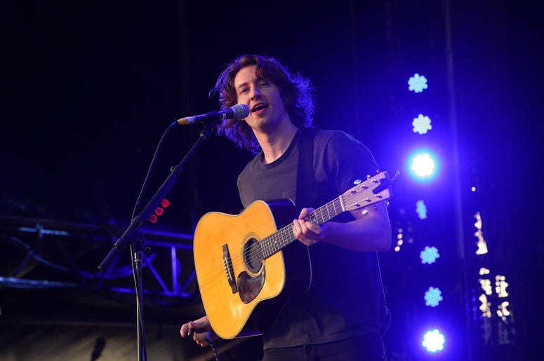 Dean Lewis performs Dean Lewis performs