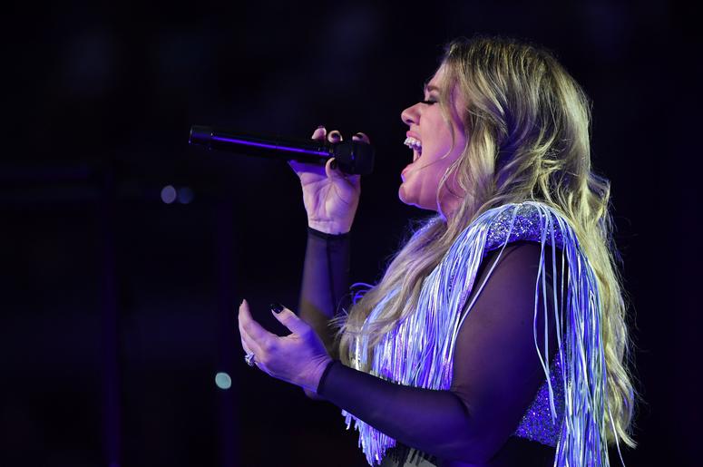 Kelly Clarkson performs Kelly Clarkson performs