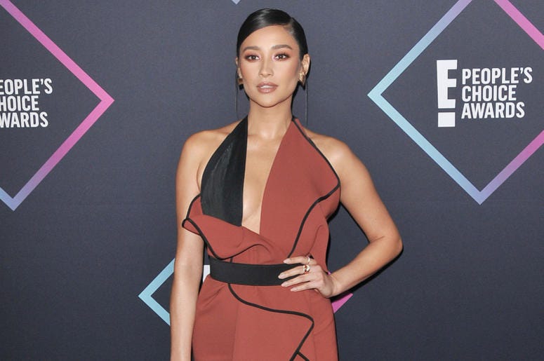 Shay Mitchell arrives at the 2018 E! People's Choice Awards held at the Barker Hangar in Santa Monica, CA on Sunday, November 11, 2018. Shay Mitchell arrives at the 2018 E! People's Choice Awards held at the Barker Hangar in Santa Monica, CA on Sunday, November 11, 2018.