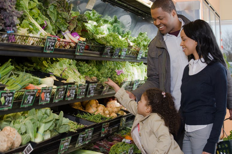 Family shopping for healthy food