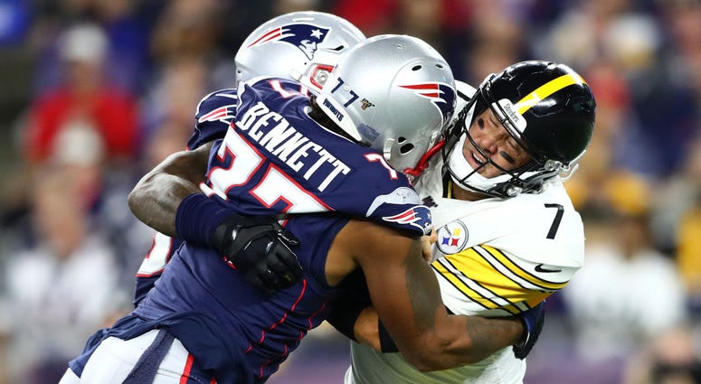 Michael Bennett hits Ben Roethlisberger