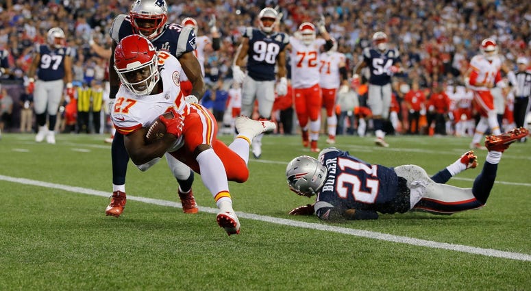 Smith hit Kareem Hunt for a TD just before the half to cut the Pats' lead to 17-14. (USA Today Sports)