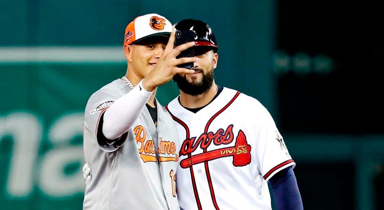 Machado takes a selfie with former teammate Markakis