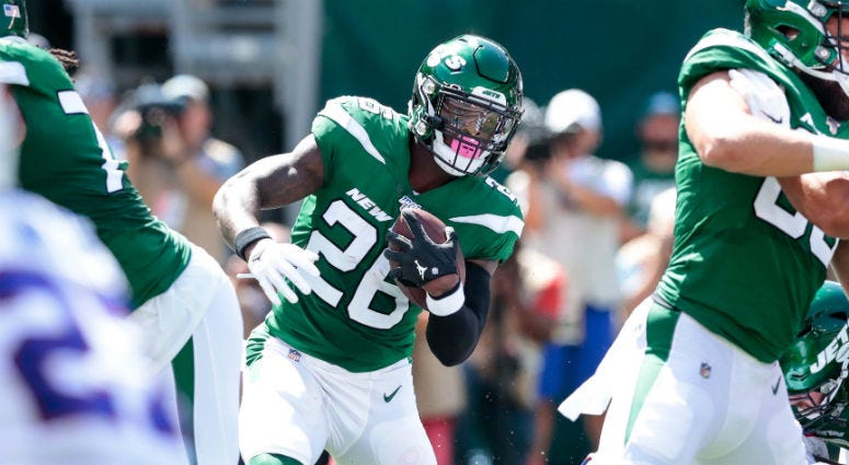 New York Jets running back Le'Veon Bell (26) carries the ball against the Buffalo Bills during the first half at MetLife Stadium New York Jets running back Le'Veon Bell (26) carries the ball against the Buffalo Bills during the first half at MetLife Stadium