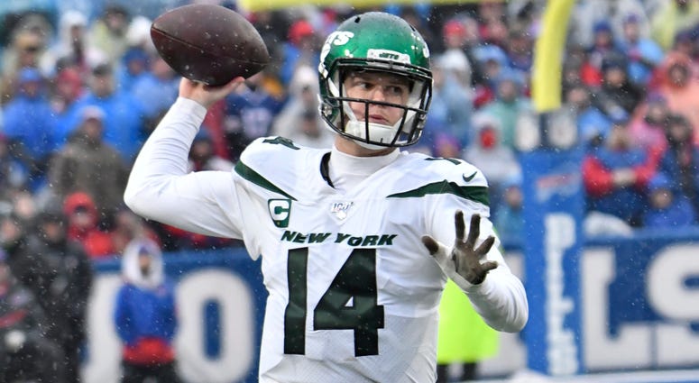 Jets quarterback Sam Darnold throws a pass against the Buffalo Bills Dec 29, 2019; Orchard Park, New York Jets quarterback Sam Darnold throws a pass against the Buffalo Bills Dec 29, 2019; Orchard Park, New York