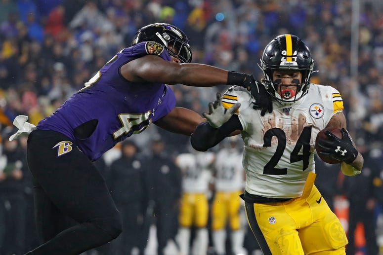 Running back Benny Snell of the Pittsburgh Steelers rushes for a touchdown past linebacker Patrick Onwuasor #48 of the Baltimore Ravens during the second quarter at M&T Bank Stadium on December 29, 2019 in Baltimore, Maryland. Running back Benny Snell of the Pittsburgh Steelers rushes for a touchdown past linebacker Patrick Onwuasor #48 of the Baltimore Ravens during the second quarter at M&T Bank Stadium on December 29, 2019 in Baltimore, Maryland.