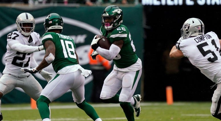 New York Jets running back Le'Veon Bell (26) runs the ball during the first quarter against the Oakland Raiders on Nov. 24, 2019 at MetLife Stadium. New York Jets running back Le'Veon Bell (26) runs the ball during the first quarter against the Oakland Raiders on Nov. 24, 2019 at MetLife Stadium.