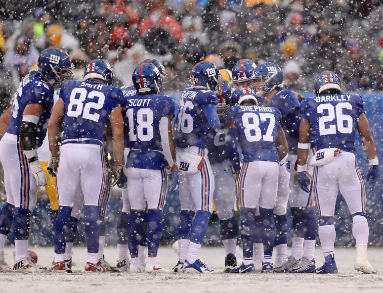 The Giants huddle. The Giants huddle.