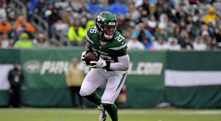 New York Jets running back Le'Veon Bell runs away from Oakland Raiders cornerback Trayvon Mullen Nov 24, 2019; East Rutherford, NJ New York Jets running back Le'Veon Bell runs away from Oakland Raiders cornerback Trayvon Mullen Nov 24, 2019; East Rutherford, NJ